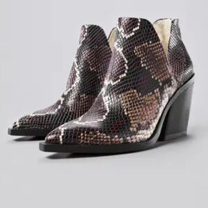 Vince Camuto Gigietta Leather Booties in Snakeskin Sz 8